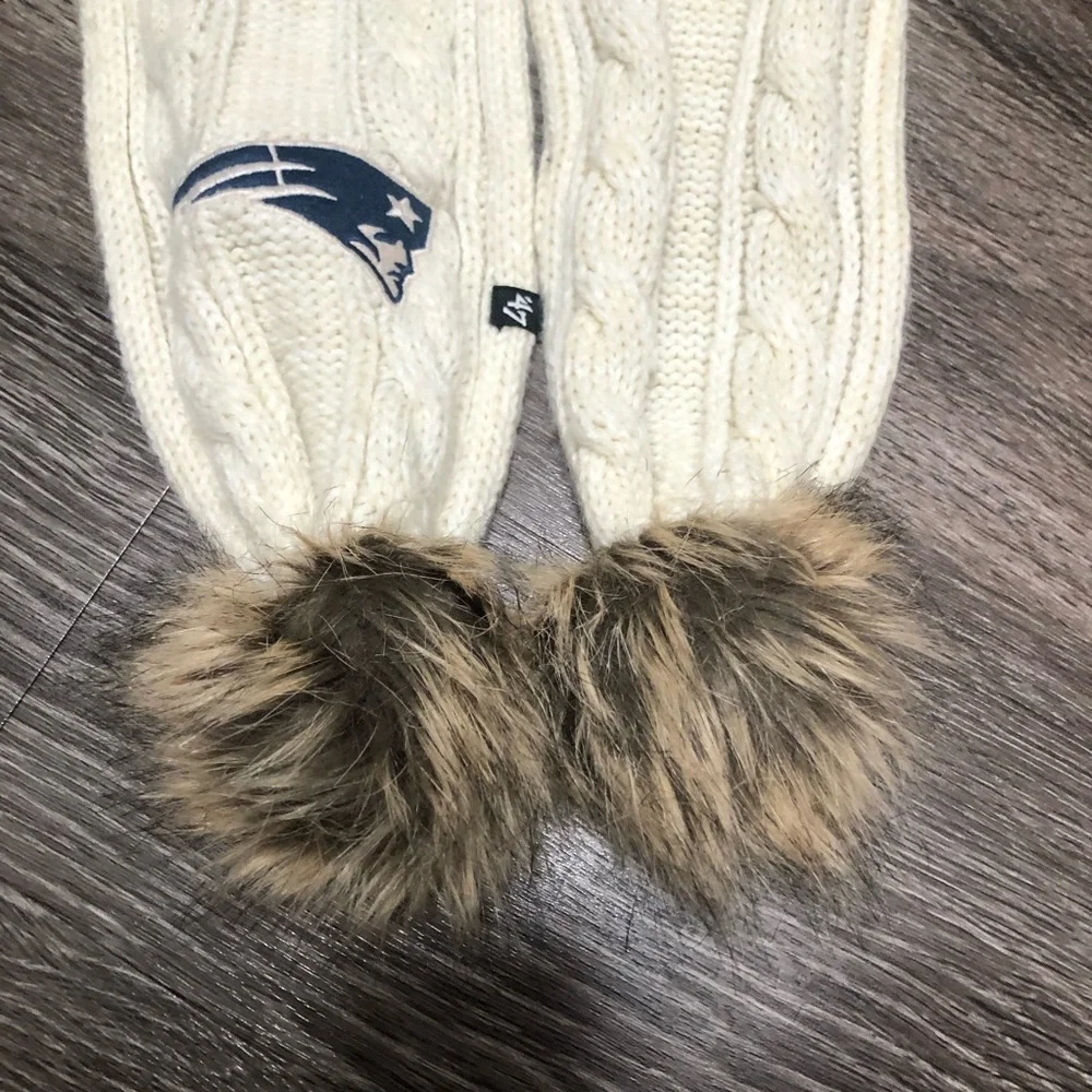 '47 Brand New England Patriots Cable Knit Scarf Cream Ivory Faux Fur Pom Poms